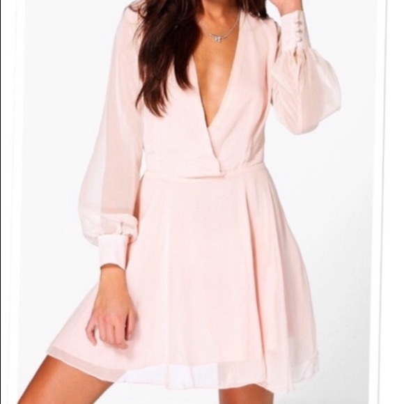 Boohoo Dresses & Skirts - 🦋 PINK CHIFFON DRESS SIZE LARGE